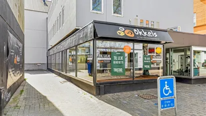 Moderniseret og flot lejemål med store facadevinduer Moderniseret og flot lejemål med store facadevinduer